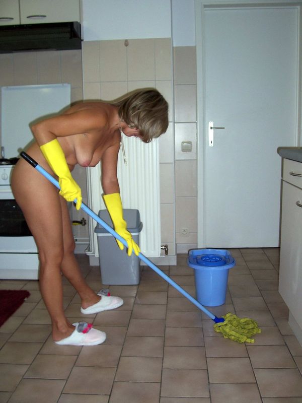 Голая домохозяйка во время уборки