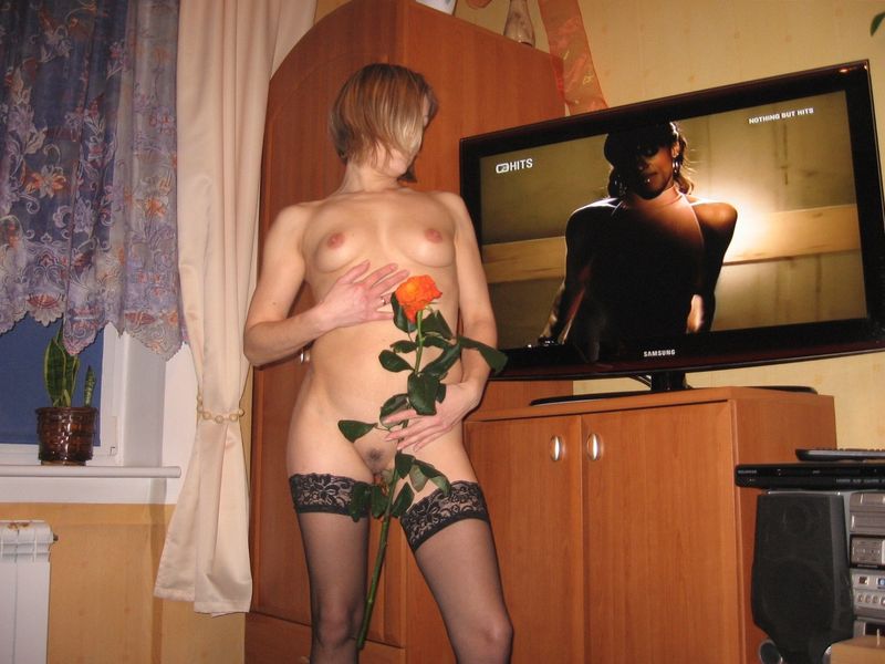 Голая жена позирует для своего бородатенького мужа порно фото