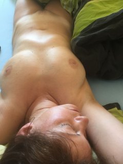 Муж фотографирует свою голую жену пока она спит