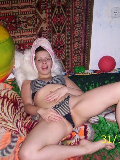 Фото молодой жены с большими сосками позирует голой и сосет