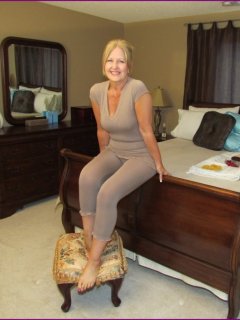 50-летняя жена позирует голой на кровати