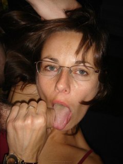 Женщина в очках сосет залупу и мастурбирует свою бритую киску и анус
