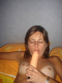 Женщина в очках сосет залупу и мастурбирует свою бритую киску и анус